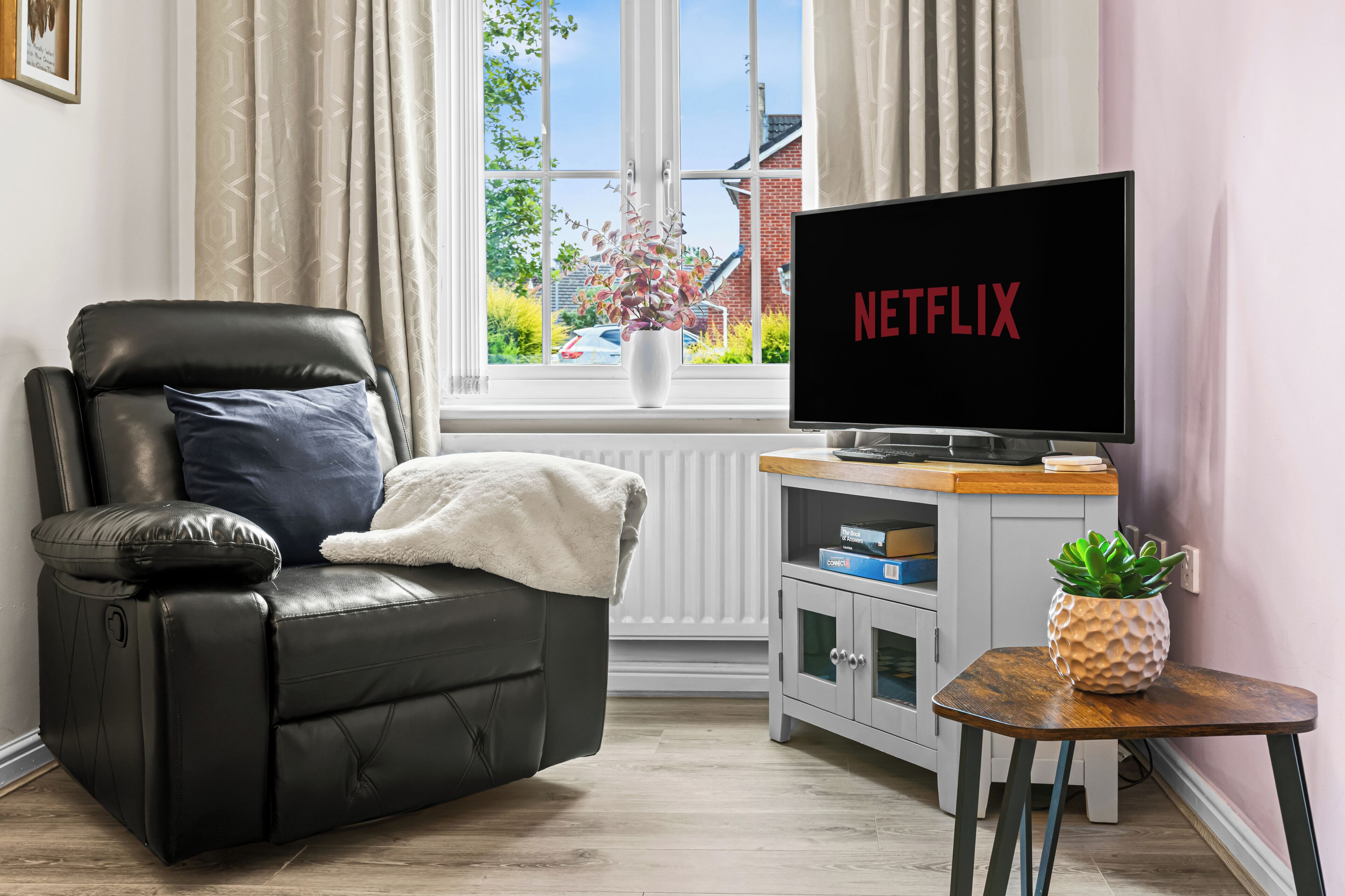 Smart TV, fireplace
