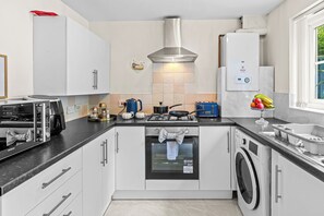 Een koelkast, een magnetron, een oven, een kookplaat