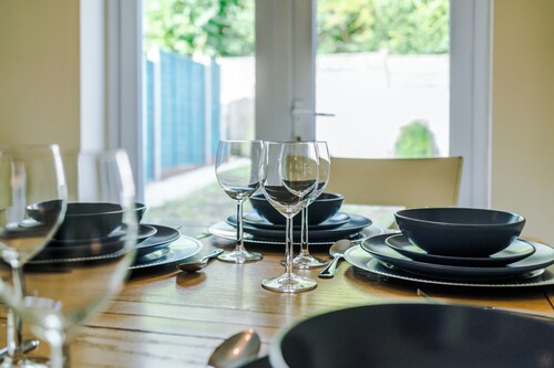 Contractors & Families, Free Parking, Fast Wifi, RHS Bridgewater