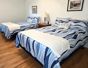 Tabla de planchar con plancha, wifi y ropa de cama