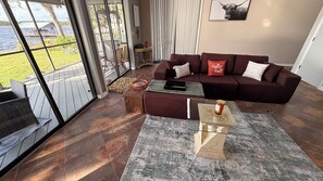 Smart TV, chimenea, libros y biblioteca musical 