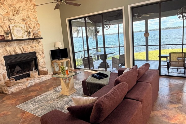 Smart-TV, Kamin, Bücher, Musikbibliothek