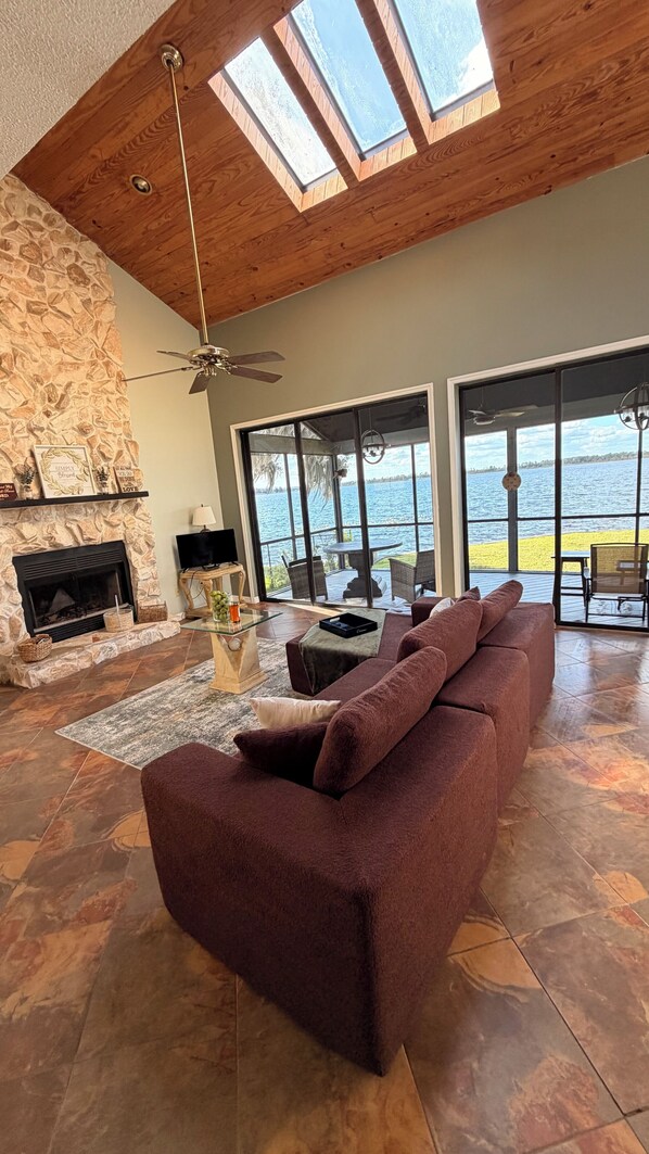 Smart TV, chimenea, libros y biblioteca musical 