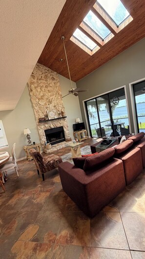 Smart TV, fireplace, books, music library - “Premier Host ⭐ Lakefront 3BR Private Dock Stunning Sebring Escape, Golf & Races (Sebring)