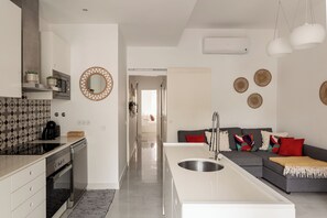 Coffee/tea maker, fridge, microwave, oven - Stylish 2-Bed Apartment with Terrace in Alcântara (Lisbon)