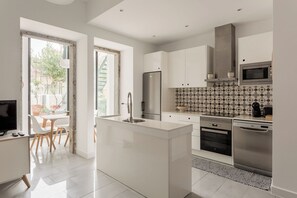 Fridge, microwave, oven, stovetop - Stylish 2-Bed Apartment with Terrace in Alcântara (Lisbon)