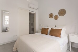 3 bedrooms, iron/ironing board, Internet, bed sheets - Stylish 2-Bed Apartment with Terrace in Alcântara (Lisbon)