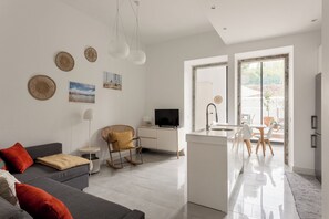 TV - Stylish 2-Bed Apartment with Terrace in Alcântara (Lisbon)