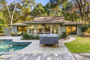 A house with a pool, a covered patio, and a lawn. - Coastal Haven Near Beach & Golf (Hilton Head Island)