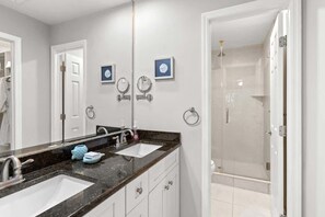 Shower, hair dryer, towels - Coastal Haven Near Beach & Golf (Hilton Head Island)