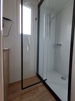 Comfort-dobbeltværelse - bakkeudsigt | Badeværelse