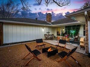 Outdoor dining - Plano Elegance Retreat with 4 Bedrooms (Plano)