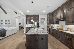 5 habitaciones, escritorio y tabla de planchar con plancha 