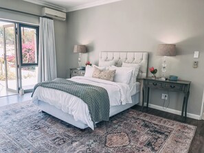 Een strijkplank/strijkijzer, wifi, beddengoed