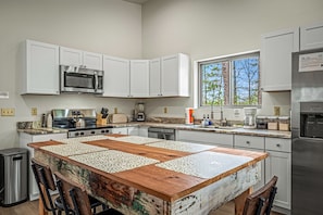 Fridge, microwave, oven, stovetop - Yellow Nest – Your Mountain Escape Awaits (Mentone)