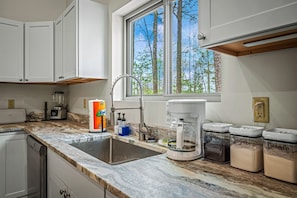 Fridge, microwave, oven, stovetop - Yellow Nest – Your Mountain Escape Awaits (Mentone)
