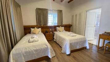 Junior-Suite, 2 Einzelbetten, Terrasse, Blick auf den Innenhof | Zimmersafe, kostenloses WLAN, Rollstuhlgeeignet