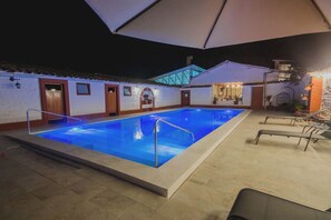 2 من حمّامات السباحة الخارجية