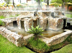 A stone water feature with multiple small waterfalls and a central plant. - Hotel & Spa Laguna Seca (Baños del Inca)