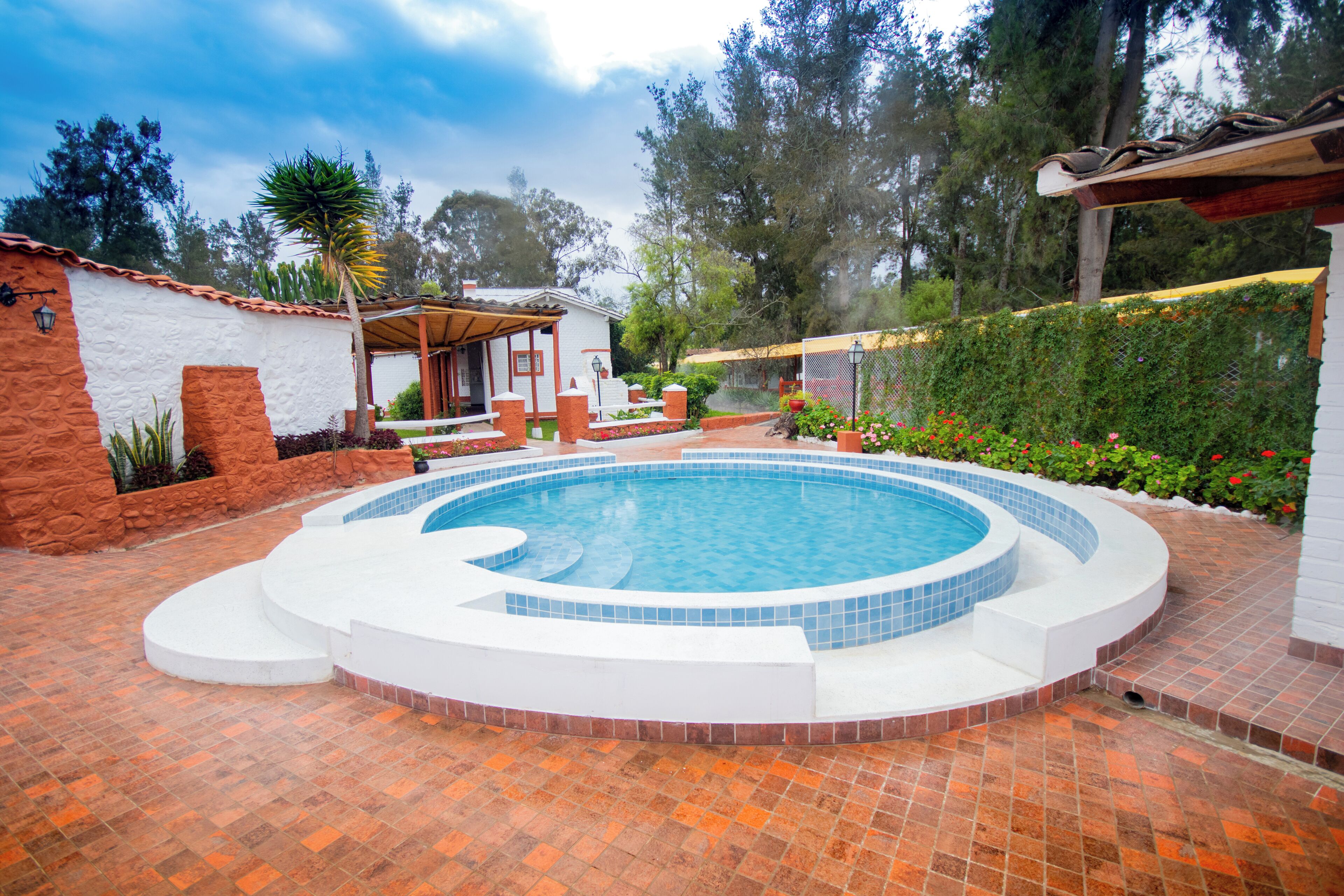 2 สระว่ายน้ำกลางแจ้ง