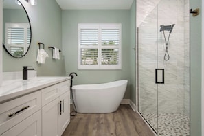 Shower, hair dryer, towels - NEW! Heated Pool and Grill | 4BR | Sleeps 8 (Rotonda West)