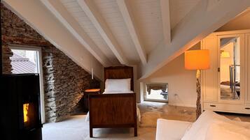 Luxury-Vierbettzimmer, Bergblick | Individuell dekoriert, individuell eingerichtet, Schreibtisch