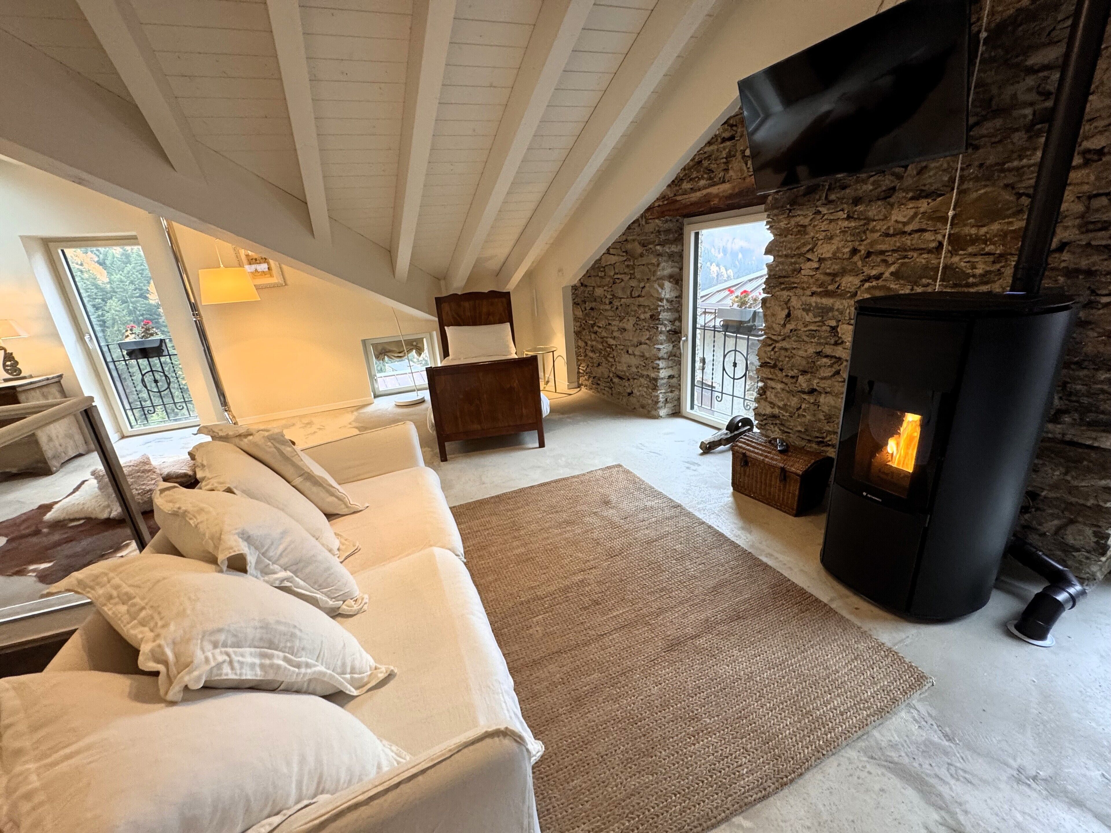 Luxury-Vierbettzimmer, Bergblick | Individuell dekoriert, individuell eingerichtet, Schreibtisch