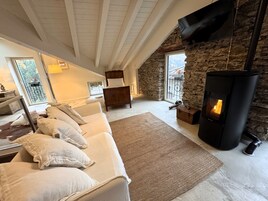 Habitación cuádruple de lujo, vistas a la montaña | Decoración individual, mobiliario individual, escritorio