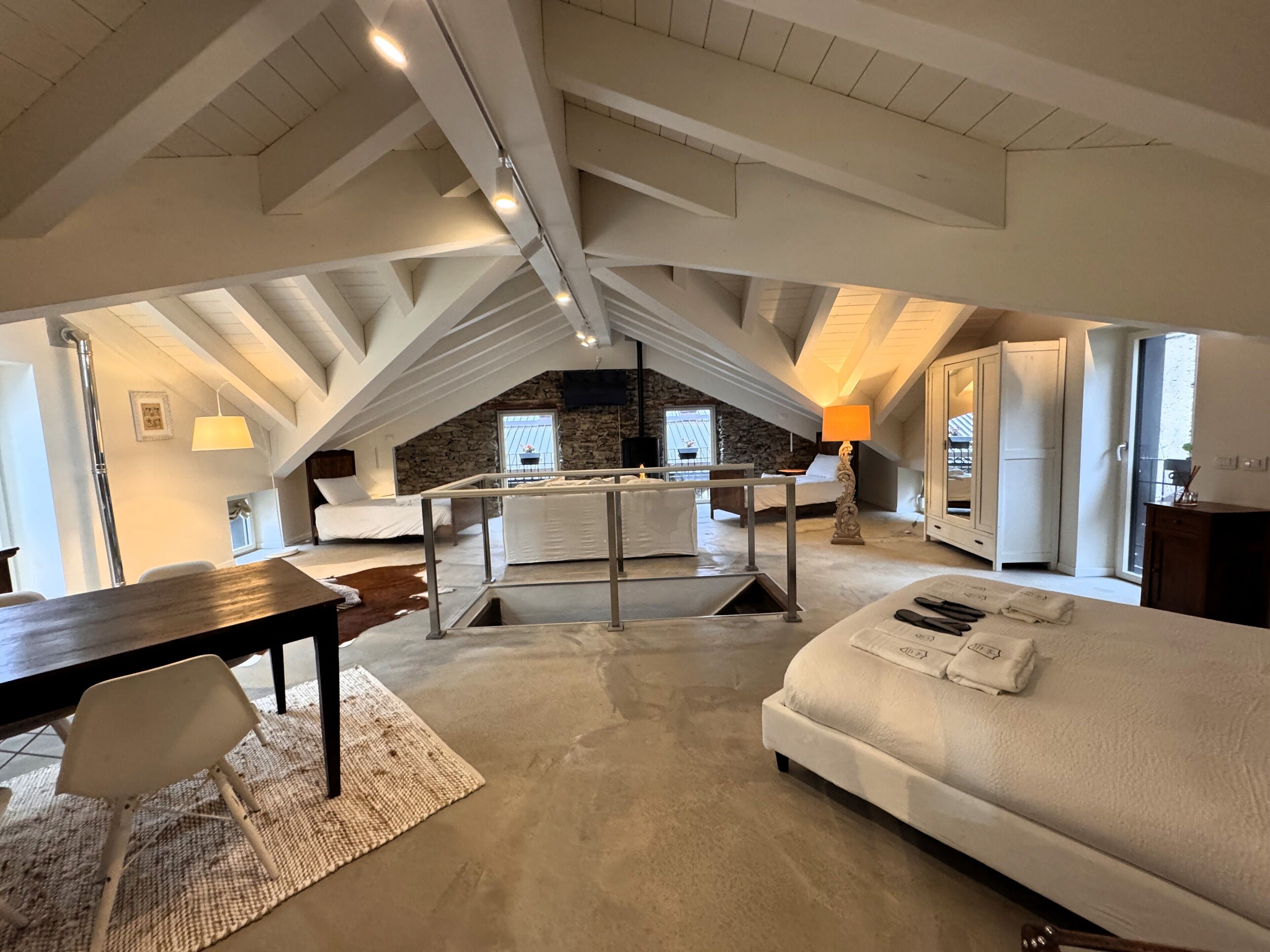 Luxe vierpersoonskamer, uitzicht op bergen | Individueel gedecoreerd, individueel gemeubileerd, een bureau