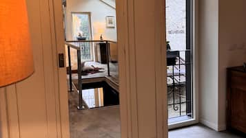 Luxury-Vierbettzimmer, Bergblick | Individuell dekoriert, individuell eingerichtet, Schreibtisch