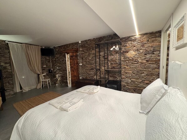 Escritorio, espacio para trabajar con laptop y wifi gratis 