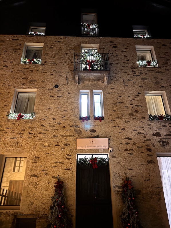 Front of property – evening/night - Antica Foresteria Karolingia (Ponte di Legno)