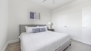 Escritorio, tabla de planchar con plancha, wifi y ropa de cama 
