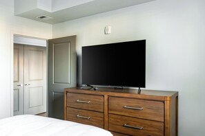 Desk, iron/ironing board, WiFi, bed sheets