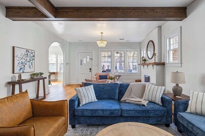 Beautiful Home. 6 Bedrooms. Walk to Shops & Bars.