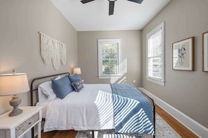 6 habitaciones, tabla de planchar con plancha, wifi y ropa de cama 
