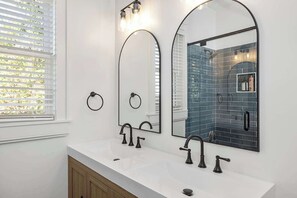 Douche, sèche-cheveux, shampoing