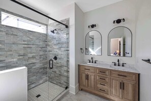 Shower, hair dryer, shampoo - Beautiful 6 Bedroom Home, Walk to Shops and Dining (Charlotte)