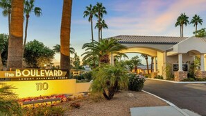 Property grounds - Landing | Modern 1BD, Pool, Gym (Phoenix)