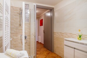 Shower, hair dryer, towels - Apartment 'Appartamento Tommy' with Shared Terrace and Wi-Fi (Gavorrano)