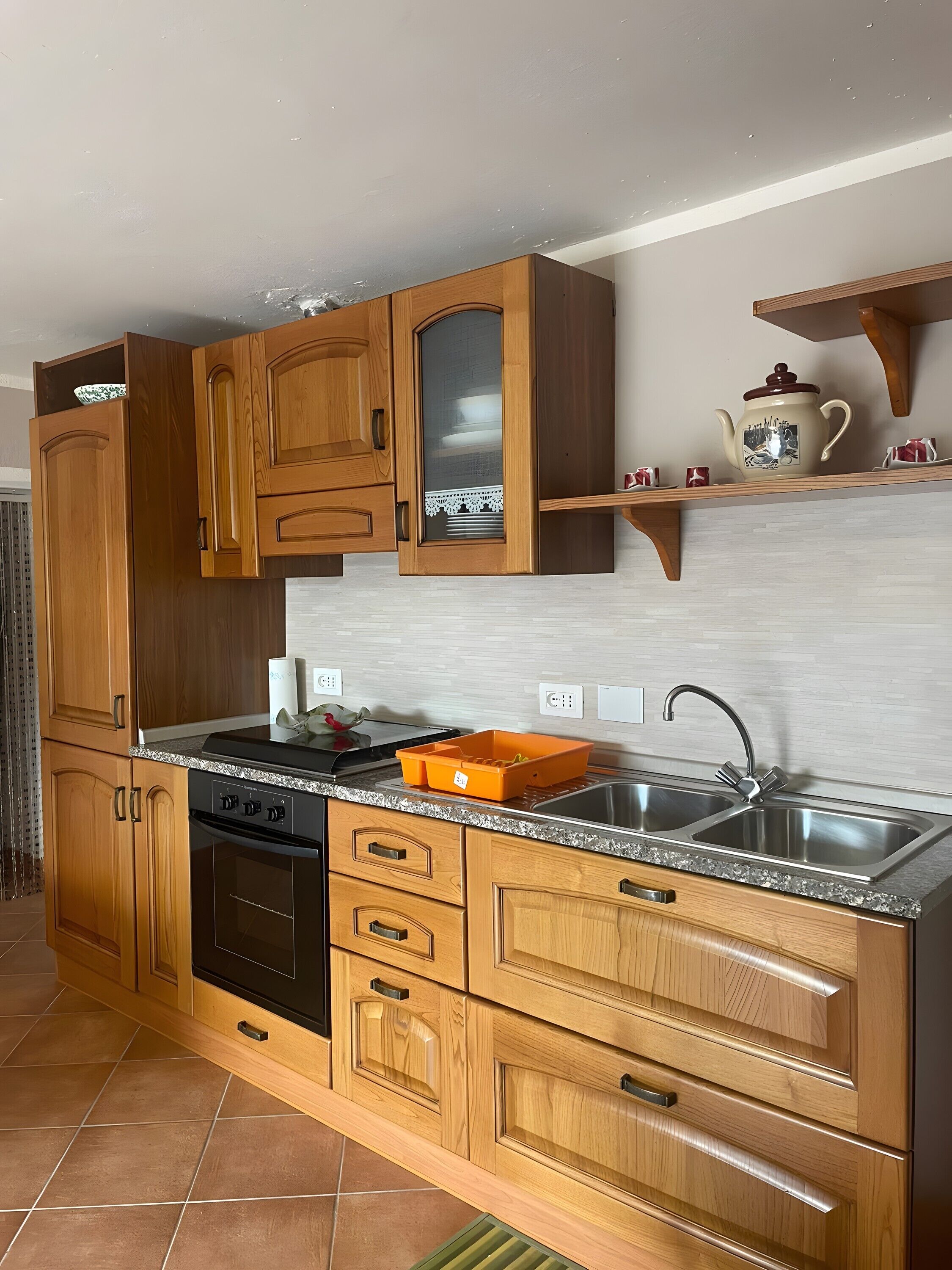 Kylskåp, ugn, spishäll och kaffe- och tebryggare