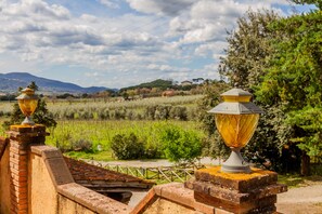 Property grounds - Apartment 'Appartamento Tommy' with Shared Terrace and Wi-Fi (Gavorrano)