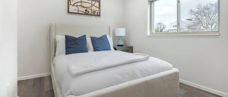 Desk, iron/ironing board, WiFi, bed sheets