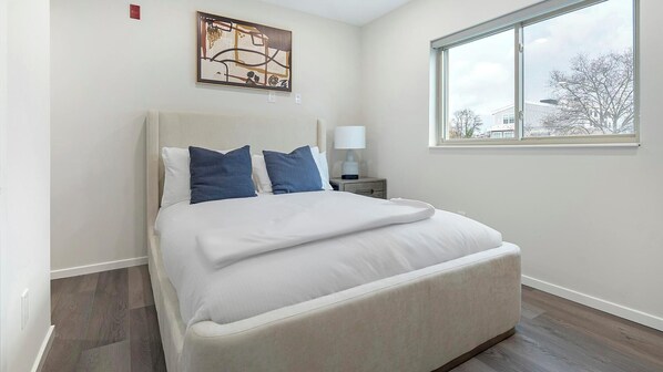 Bureau, fer et planche à repasser, Wi-Fi, draps fournis