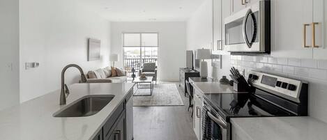 Een koelkast, eettafels