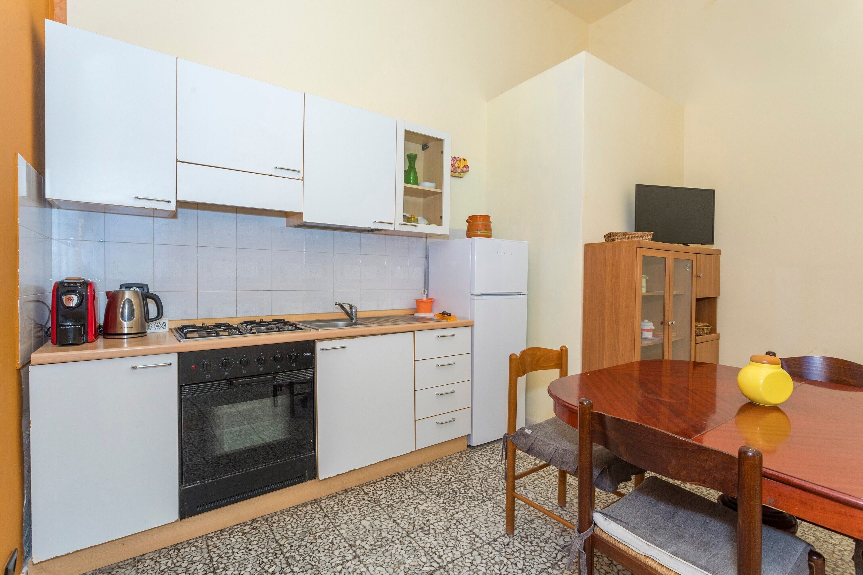 Frigorifero, forno, piano cottura, macchina per tè/caffè