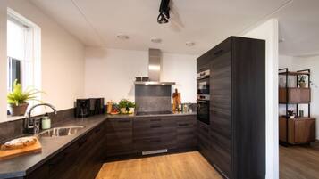 Een koelkast, een microgolfoven, een vaatwasser