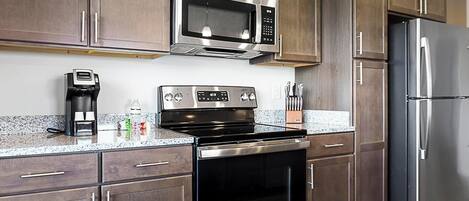 Kylskåp och matbord