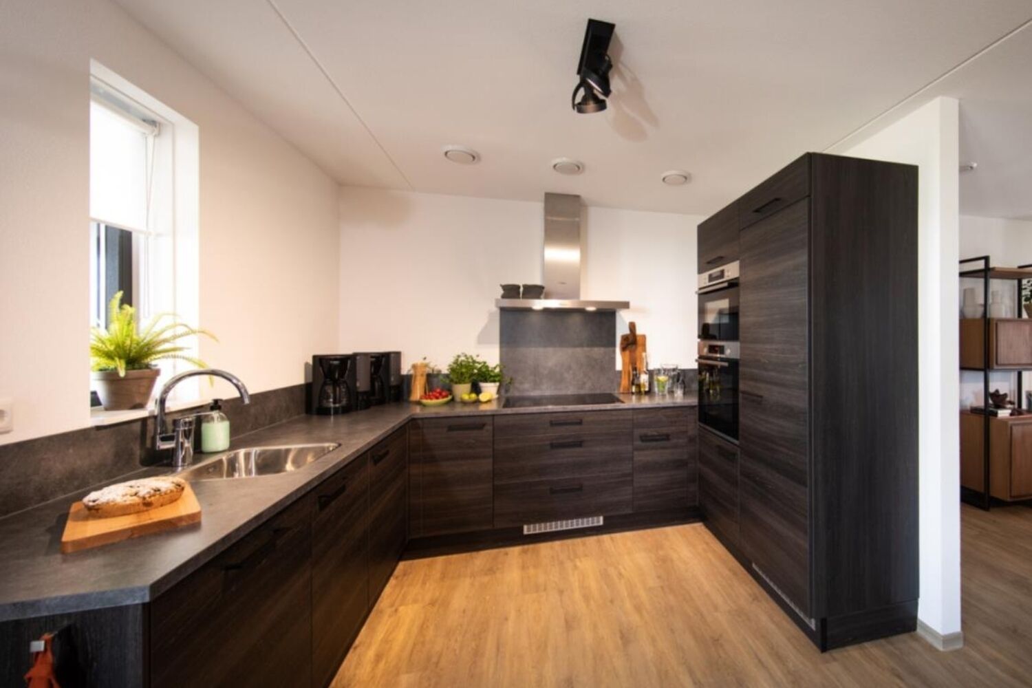 Køleskab, mikrobølgeovn, opvaskemaskine, kaffe-/temaskine