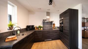 Geladeira, micro-ondas, lava-louças, cafeteira/chaleira